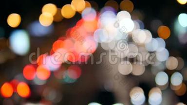 泰国曼谷繁忙街道上夜间交通灯模糊。美丽的城市博克背景。4公里。